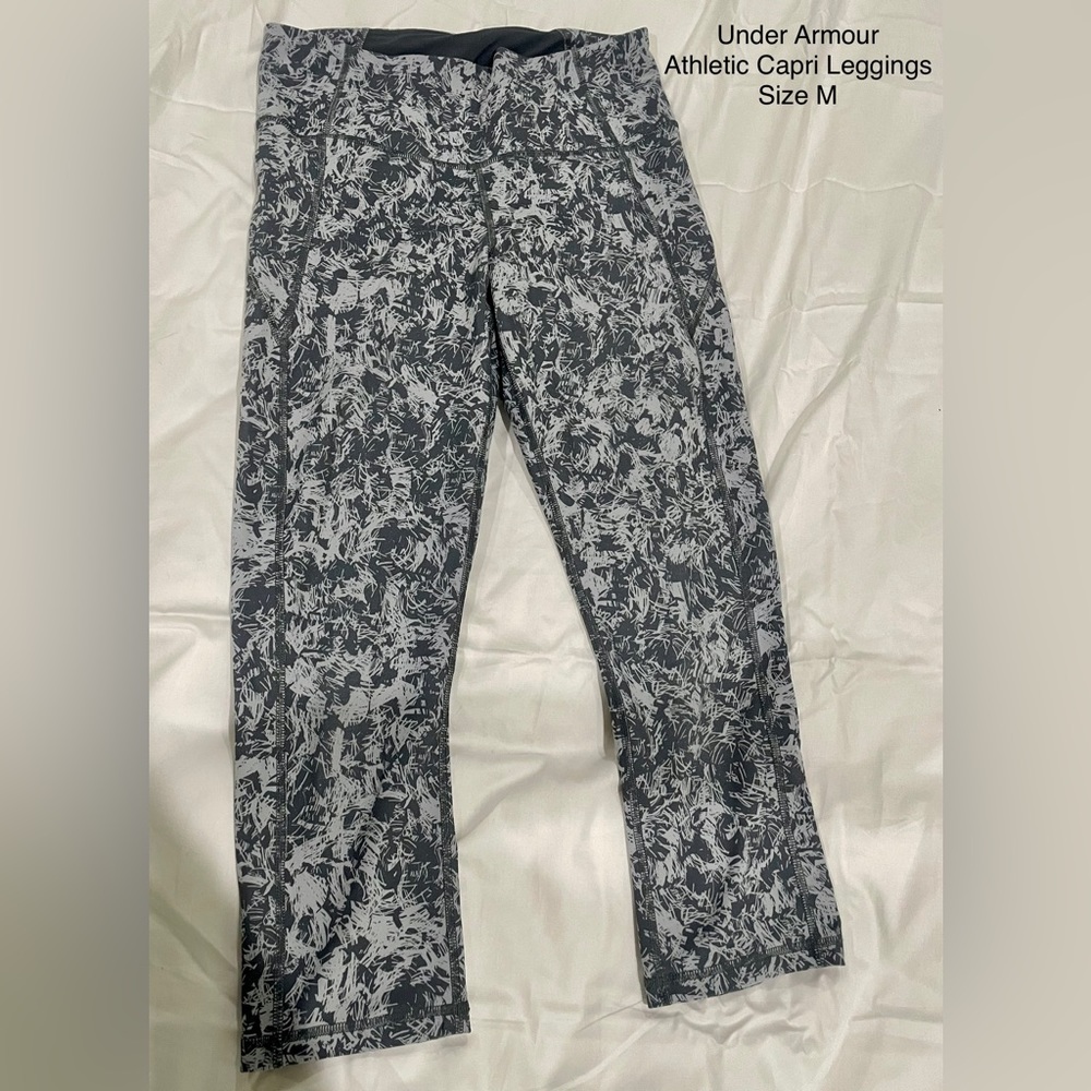 Under Armour Athletic Capri Leggings Grey and White Womens Size Medium